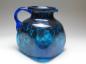 Preview: großer Krug mit Henkel, blaues Glas mit Einschmelzungen, B: 31 cm