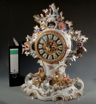 Große Pendule/Kaminuhr, Porzellanuhr mit reichem Blütenbesatz, 63x49x26 cm