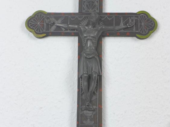 Kruzifix, zum Hängen, mit Zinnapplikation, Zinngießerei Babette Schweizer Diessen