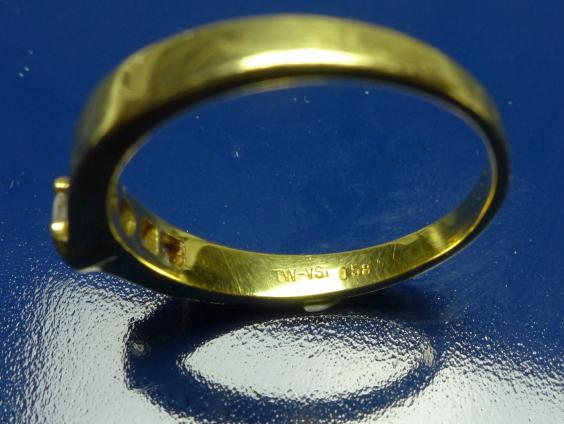 Ring: 750er Gold, GG, 5 Brillanten zus. 0,58 ct.