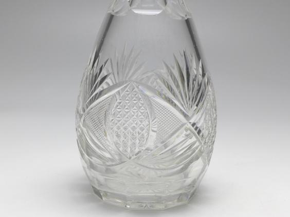 große Glaskaraffe mit Verschluss, geschliffenes Dekor, H: 39 cm
