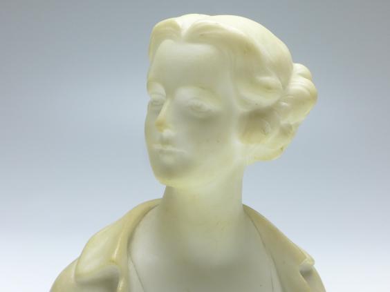 Büste einer jungen Frau, Prof. Poertzel, Alabaster, H: 15 cm