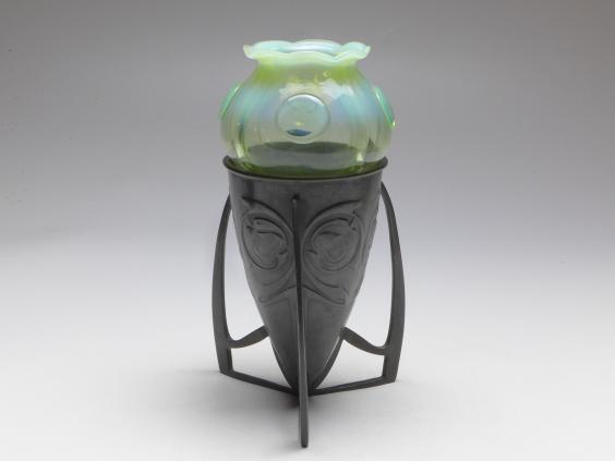 Vase, Archibald Knox für Liberty & Co. London, um 1902/05, Zinn, Glas