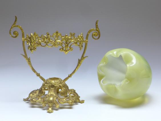 Vase, Metallfassung mit gelbem Glaseinsatz in Eiform