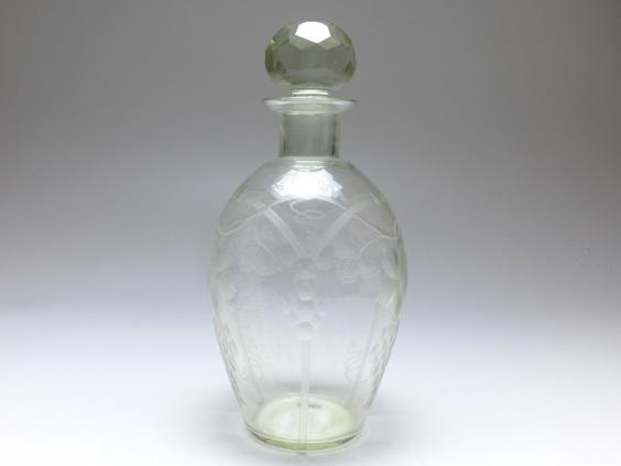 alte Glaskaraffe mit Verschluss, geschliffenes Traubendekor, H: 26 cm