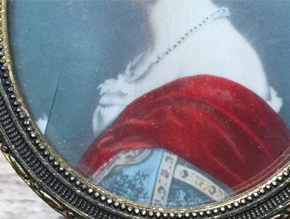 ovale Schatulle, Metall, Deckel mit Damenportrait, 60x65 mm