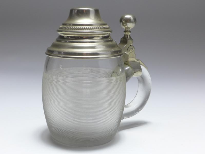 Bierkrug mit Zinndeckel, Zinndeckelkrug, geriffeltes Glas, H: 13 cm
