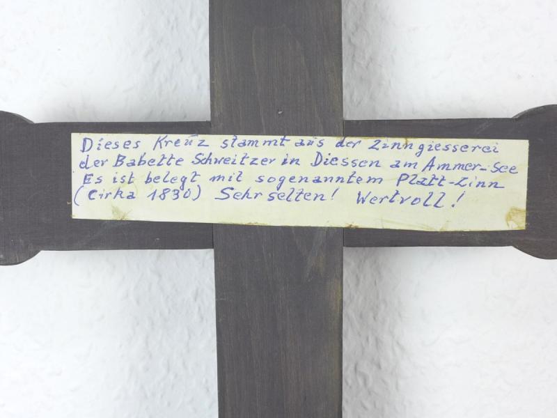 Kruzifix, zum Hängen, mit Zinnapplikation, Zinngießerei Babette Schweizer Diessen