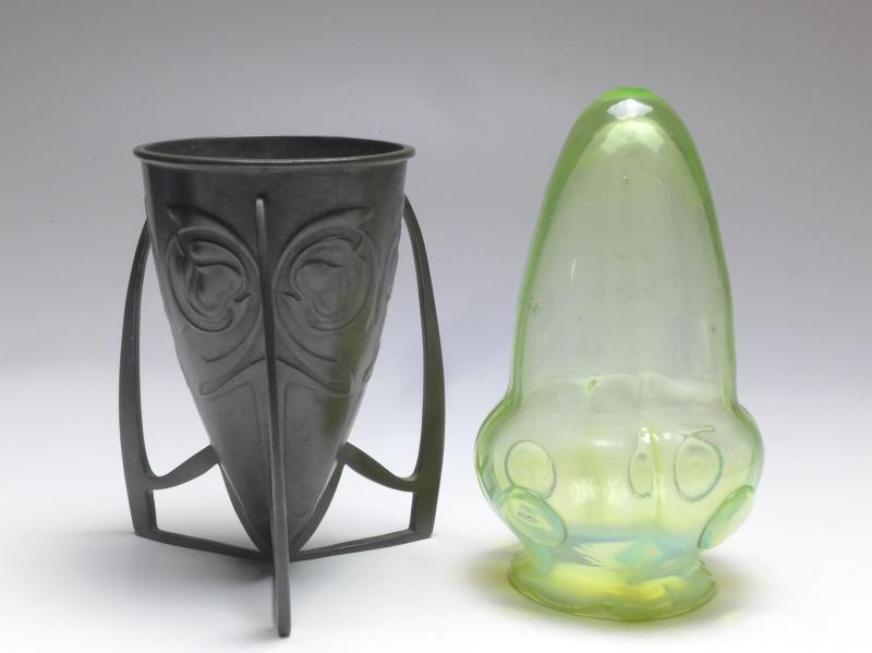Vase, Archibald Knox für Liberty & Co. London, um 1902/05, Zinn, Glas