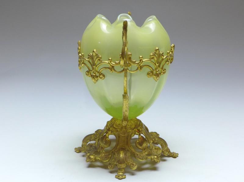Vase, Metallfassung mit gelbem Glaseinsatz in Eiform