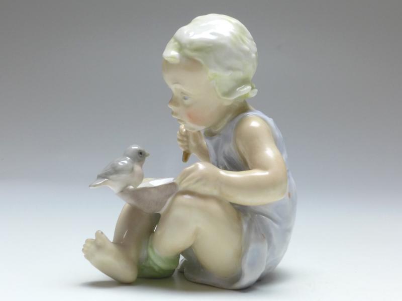 Figur sitzendes Kind mit Vogel, Philipp Rosenthal, Selb, 1934-56, Lore Friedrich-Gronau, Modell 1664