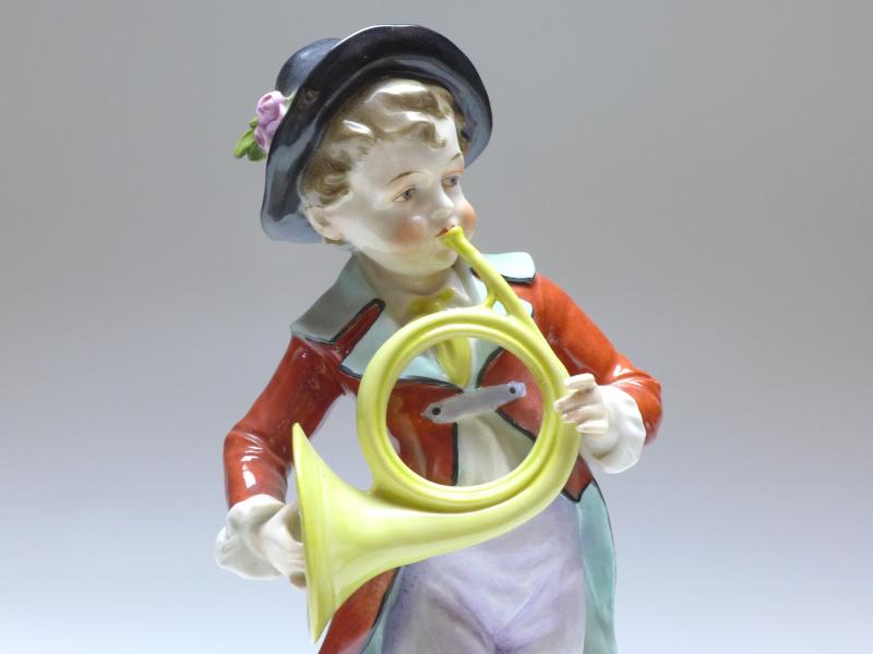 Figur Musikant, Junge mit Musikinstrument, Albert Stahl / Rudolstadt, 20. Jh., H: 25 cm