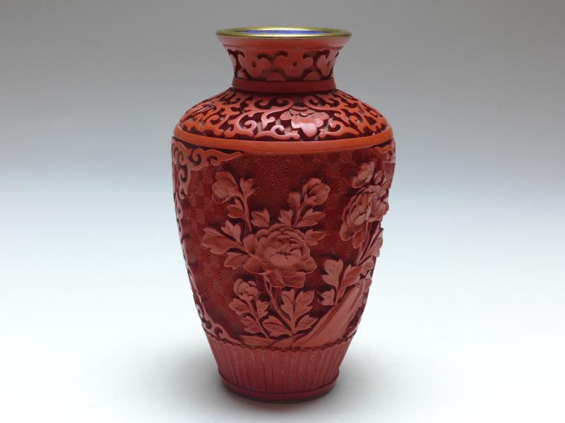 Vase, Rotlack, Lackschnitzerei, florale Schnitzerei,  H: 13 cm