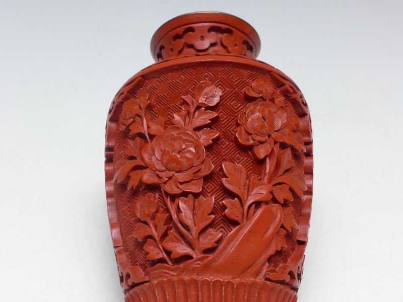 Vase, Rotlack, Lackschnitzerei, florale Schnitzerei,  H: 13 cm