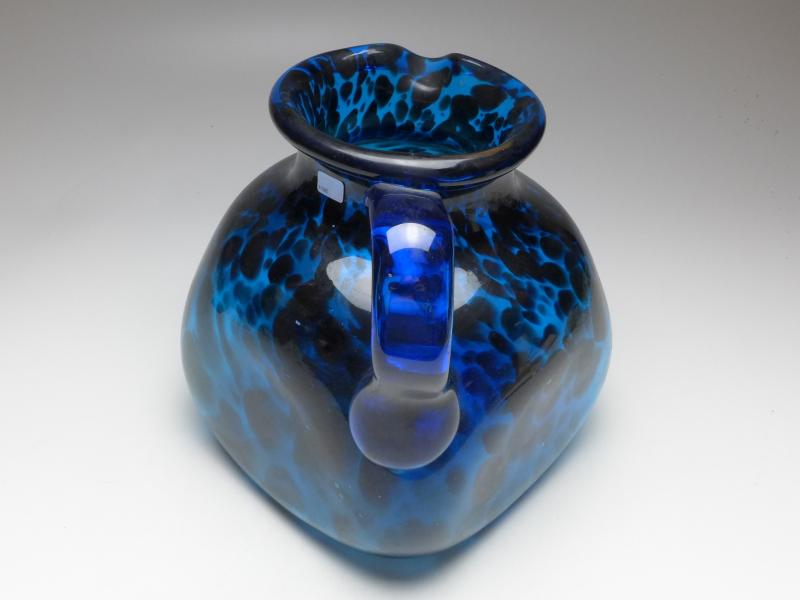 großer Krug mit Henkel, blaues Glas mit Einschmelzungen, B: 31 cm