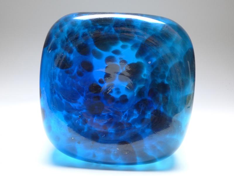 großer Krug mit Henkel, blaues Glas mit Einschmelzungen, B: 31 cm