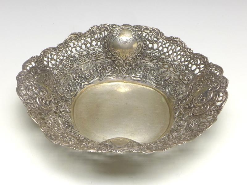 ovale Schale mit Blüten und Durchbruchrand, 835er Silber, 6 x 23,5 x 20 cm, 330 g