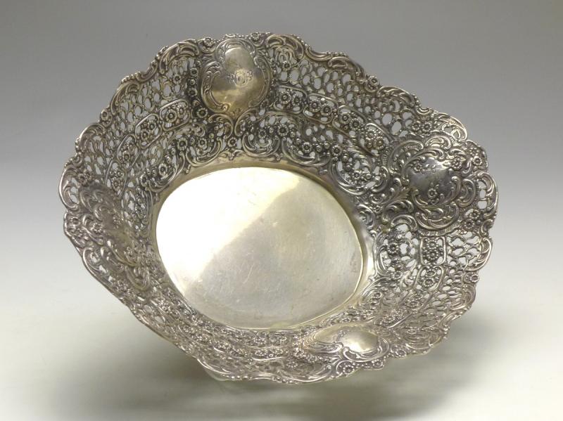 ovale Schale mit Blüten und Durchbruchrand, 835er Silber, 6 x 23,5 x 20 cm, 330 g