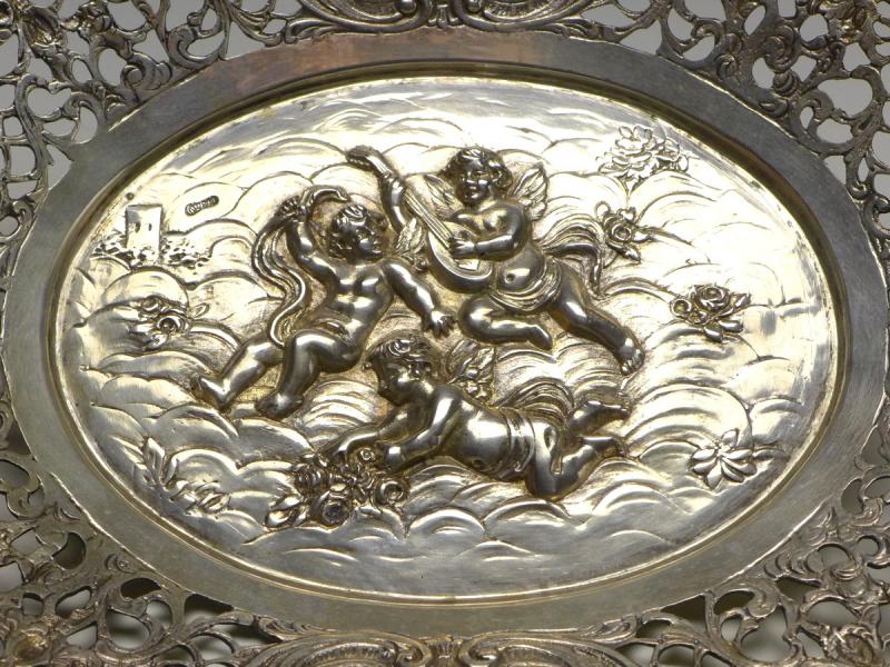 ovale Schale mit Putti, Blumendekor und Durchbruchrand, 800er Silber, 3,5 x 24 x 20,5 cm, 318 g
