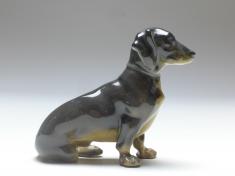 Porzellanfigur sitzender Hund, Dackel, Römer und Foedisch, Fraureuth, 1888-98
