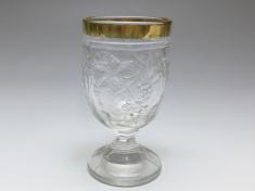 alter Trinkbecher, Fußbecher, Glas, Pressglas, mit Traubendekor, H: 14,5 cm